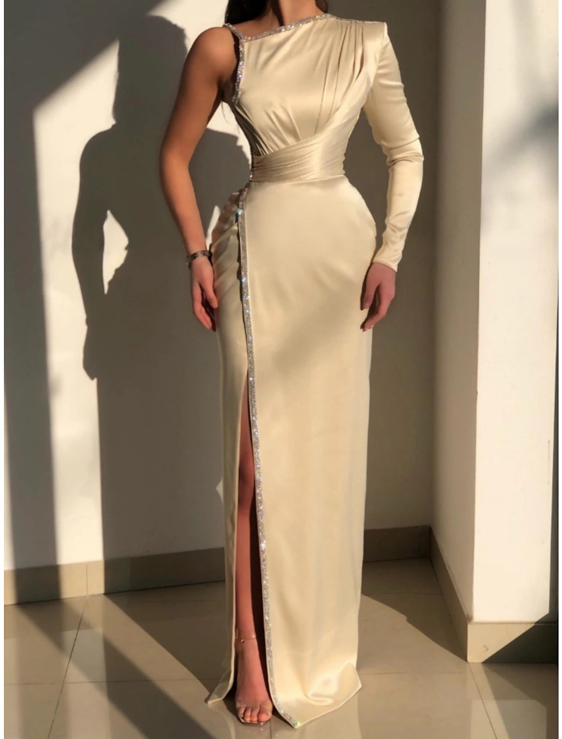 Abito da sera a trapezio, elegante, formale, con strascico a ruota, manica lunga, scollo a barchetta, in raso con spacco in paillettes arricciate